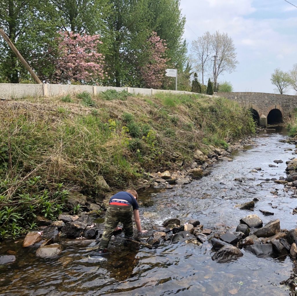 Caoilte builds a dam